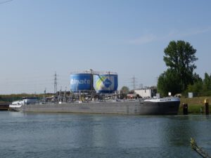 Der Rhein-Herne-Kanal bei Gelsenkirchen im April 2020