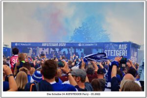 Schalke 04 ist aufgestiegen. Feier an der Veltins Arena im Mail 2022