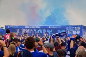 Schalke 04 ist aufgestiegen. Feier an der Veltins Arena im Mail 2022