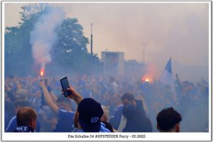 Schalke 04 ist aufgestiegen. Feier an der Veltins Arena im Mail 2022