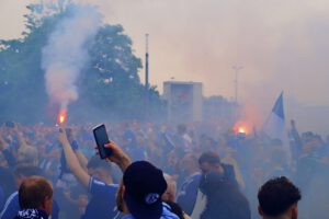 Schalke 04 ist aufgestiegen. Feier an der Veltins Arena im Mail 2022
