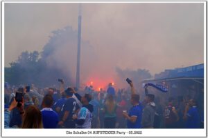 Schalke 04 ist aufgestiegen. Feier an der Veltins Arena im Mail 2022
