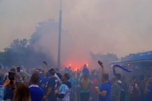 Schalke 04 ist aufgestiegen. Feier an der Veltins Arena im Mail 2022
