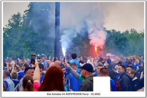 Schalke 04 ist aufgestiegen. Feier an der Veltins Arena im Mail 2022