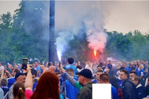 Schalke 04 ist aufgestiegen. Feier an der Veltins Arena im Mail 2022