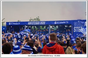 Schalke 04 ist aufgestiegen. Feier an der Veltins Arena im Mail 2022