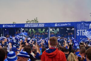Schalke 04 ist aufgestiegen. Feier an der Veltins Arena im Mail 2022