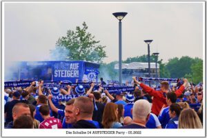 Schalke 04 ist aufgestiegen. Feier an der Veltins Arena im Mail 2022