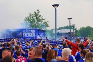 Schalke 04 ist aufgestiegen. Feier an der Veltins Arena im Mail 2022