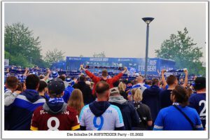 Schalke 04 ist aufgestiegen. Feier an der Veltins Arena im Mail 2022