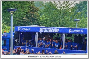 Schalke 04 ist aufgestiegen. Feier an der Veltins Arena im Mail 2022