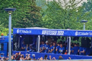 Schalke 04 ist aufgestiegen. Feier an der Veltins Arena im Mail 2022
