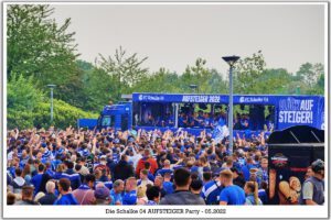 Schalke 04 ist aufgestiegen. Feier an der Veltins Arena im Mail 2022