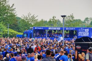 Schalke 04 ist aufgestiegen. Feier an der Veltins Arena im Mail 2022