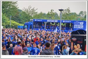 Schalke 04 ist aufgestiegen. Feier an der Veltins Arena im Mail 2022