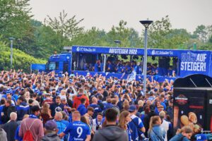 Schalke 04 ist aufgestiegen. Feier an der Veltins Arena im Mail 2022
