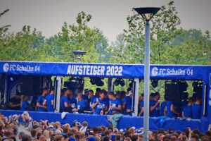 Schalke 04 ist aufgestiegen. Feier an der Veltins Arena im Mail 2022