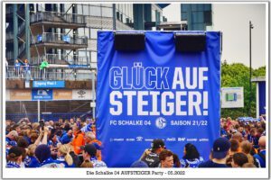 Schalke 04 ist aufgestiegen. Feier an der Veltins Arena im Mail 2022