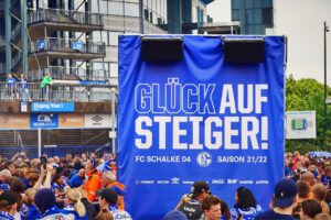 Schalke 04 ist aufgestiegen. Feier an der Veltins Arena im Mail 2022