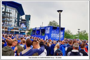 Schalke 04 ist aufgestiegen. Feier an der Veltins Arena im Mail 2022