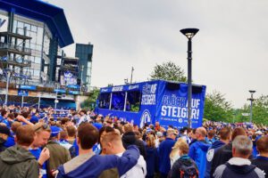 Schalke 04 ist aufgestiegen. Feier an der Veltins Arena im Mail 2022