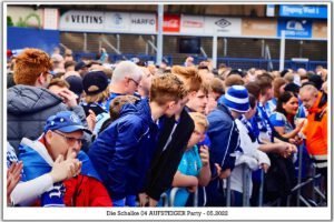 Schalke 04 ist aufgestiegen. Feier an der Veltins Arena im Mail 2022