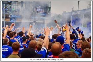 Schalke 04 ist aufgestiegen. Feier an der Veltins Arena im Mail 2022
