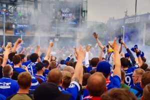 Schalke 04 ist aufgestiegen. Feier an der Veltins Arena im Mail 2022