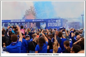 Schalke 04 ist aufgestiegen. Feier an der Veltins Arena im Mail 2022