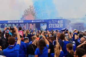 Schalke 04 ist aufgestiegen. Feier an der Veltins Arena im Mail 2022