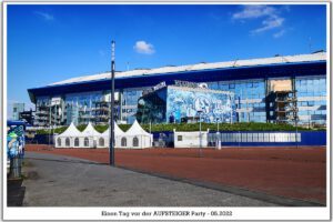 Schalke 04 ist aufgestiegen. Feier an der Veltins Arena im Mail 2022